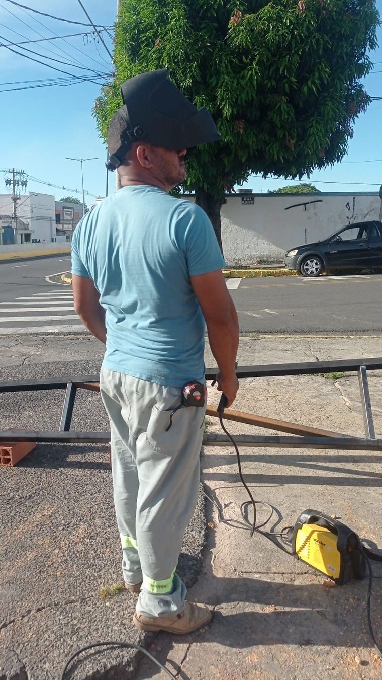 Edmar, marido de aluguel, trabalhando em serviço de serralheria em Sinop MT