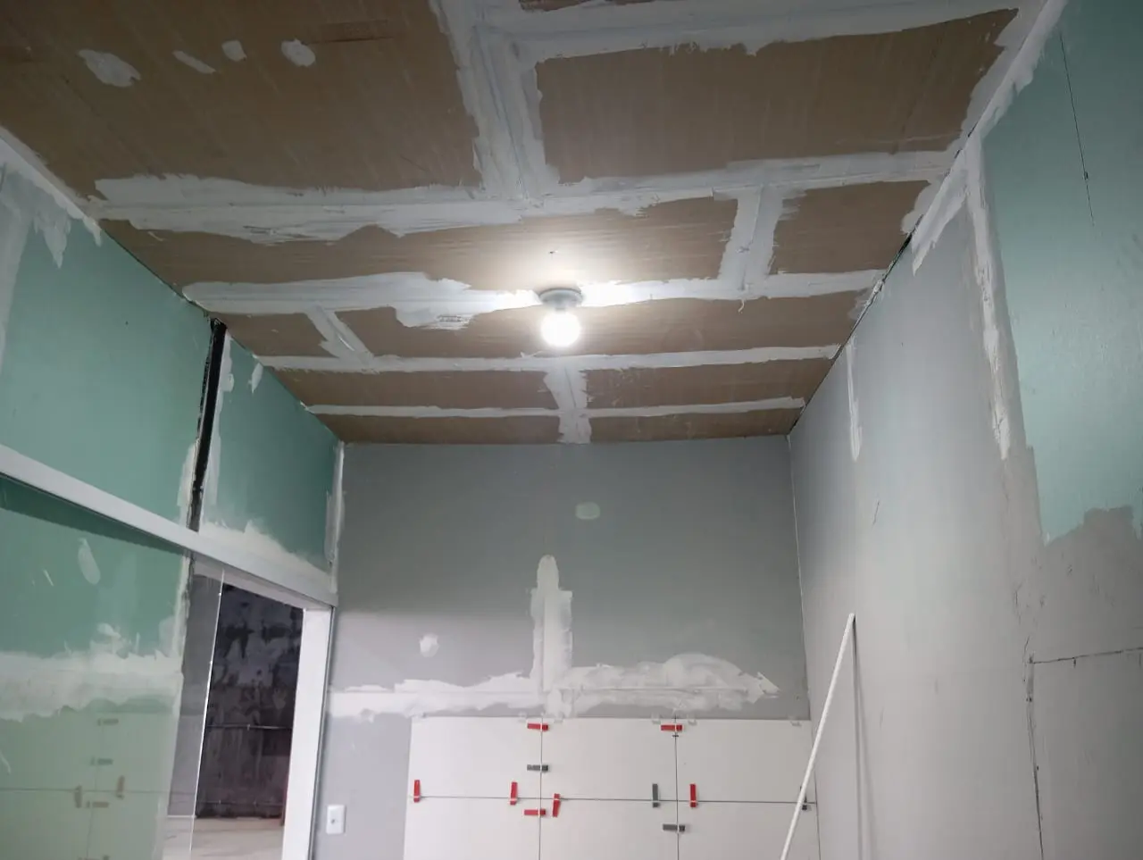 Piso de porcelanato instalado em cozinha em Sinop MT